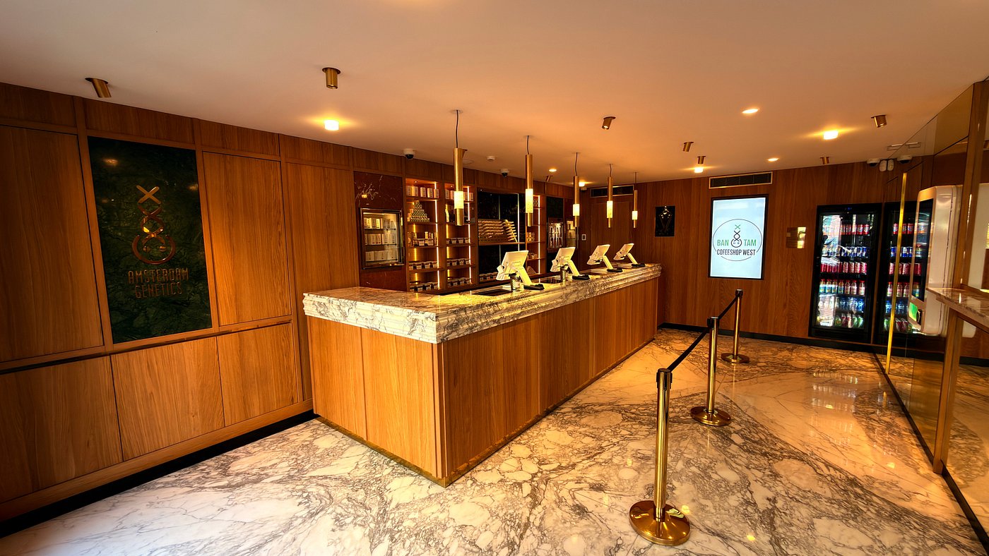 Cartelería de Amsterdam Genetics dentro de Coffeeshop West