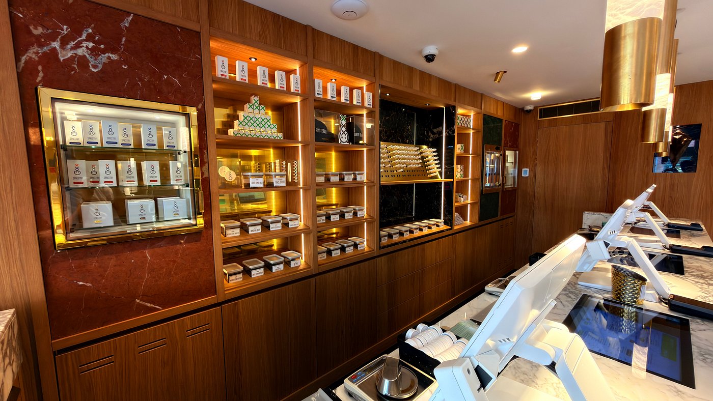Estanterías de productos en Coffeeshop West